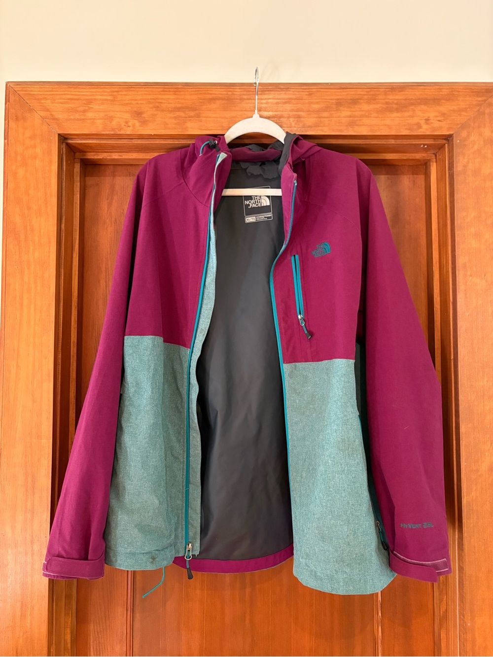 The North Face HyVent 2.5L Breathable Rain Jacket purple teal XL
